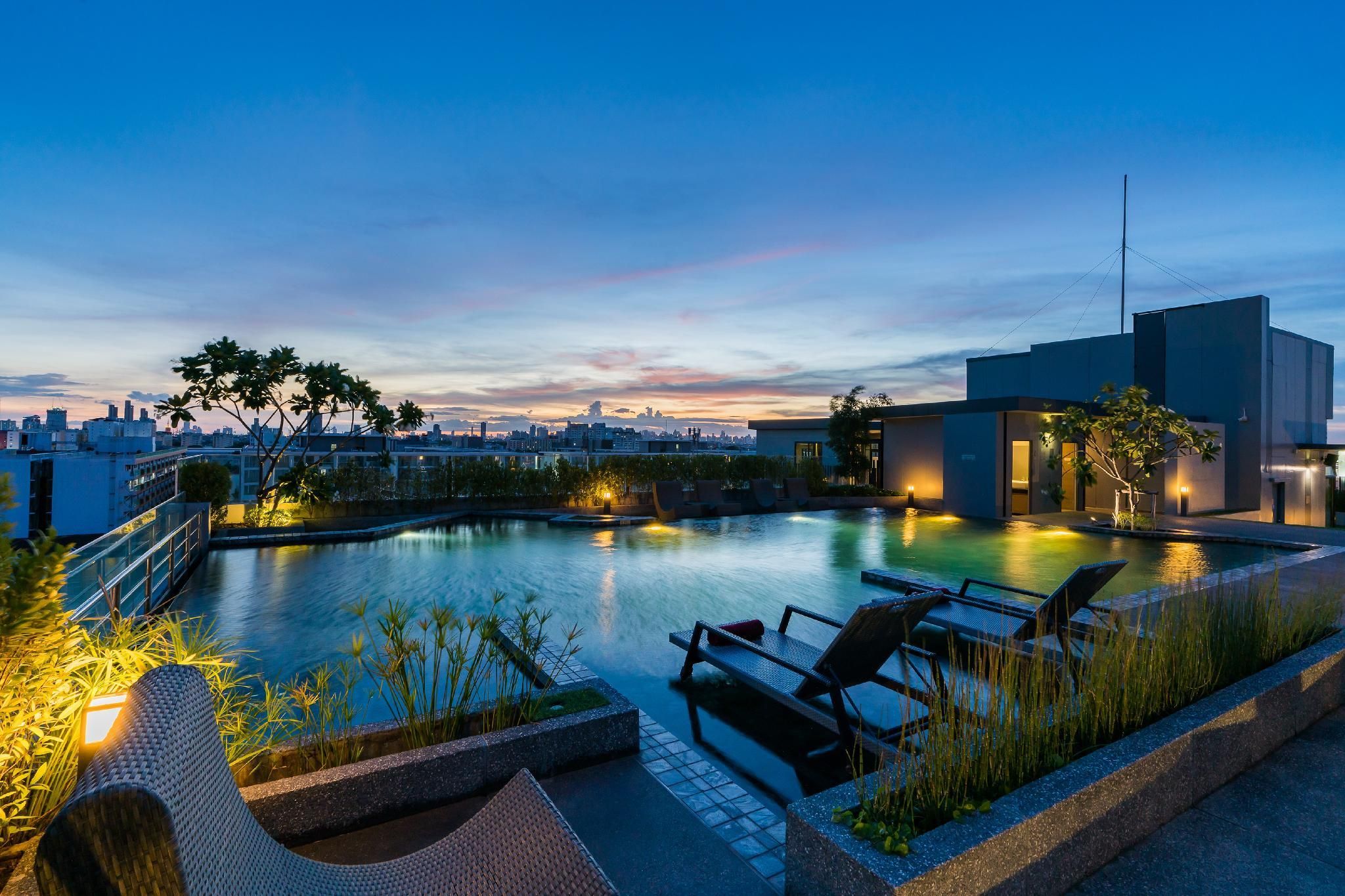 swimming pool [outdoor]