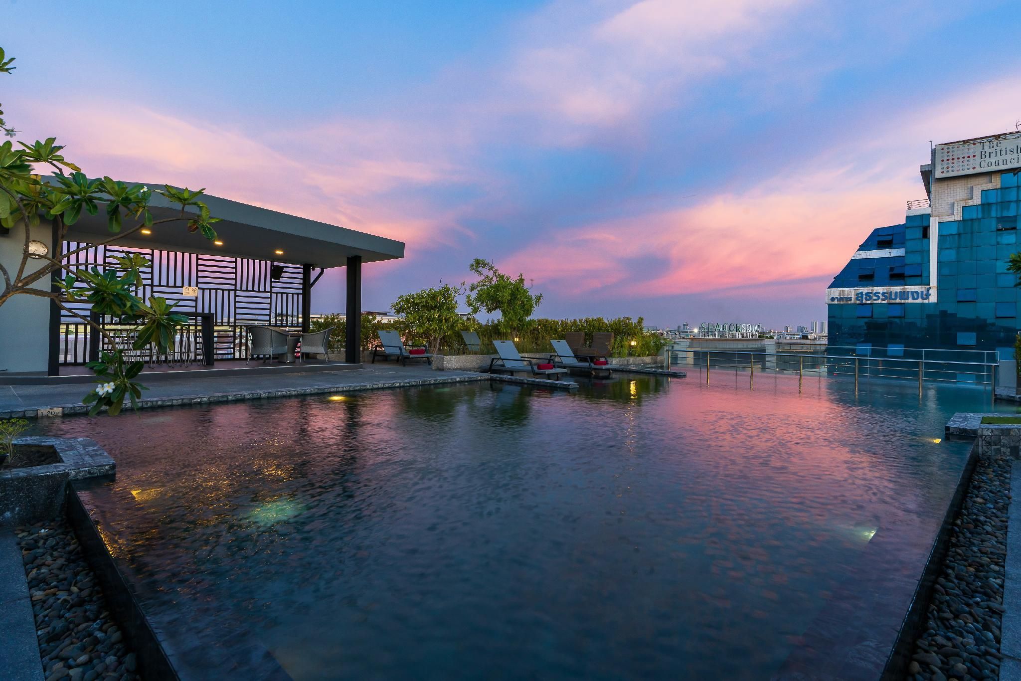 swimming pool [outdoor]