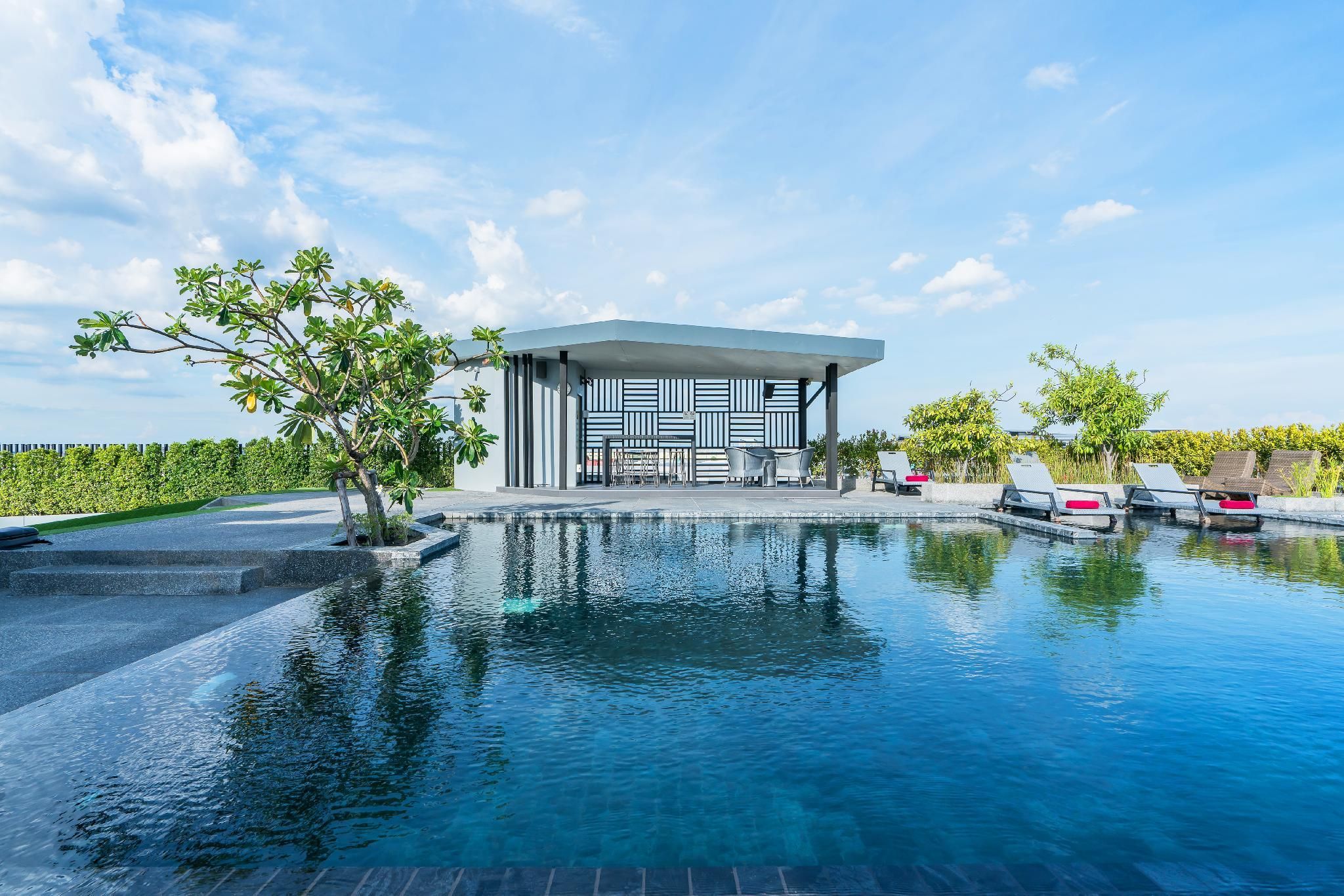swimming pool [outdoor]