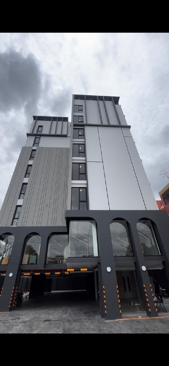 V32 Hotel