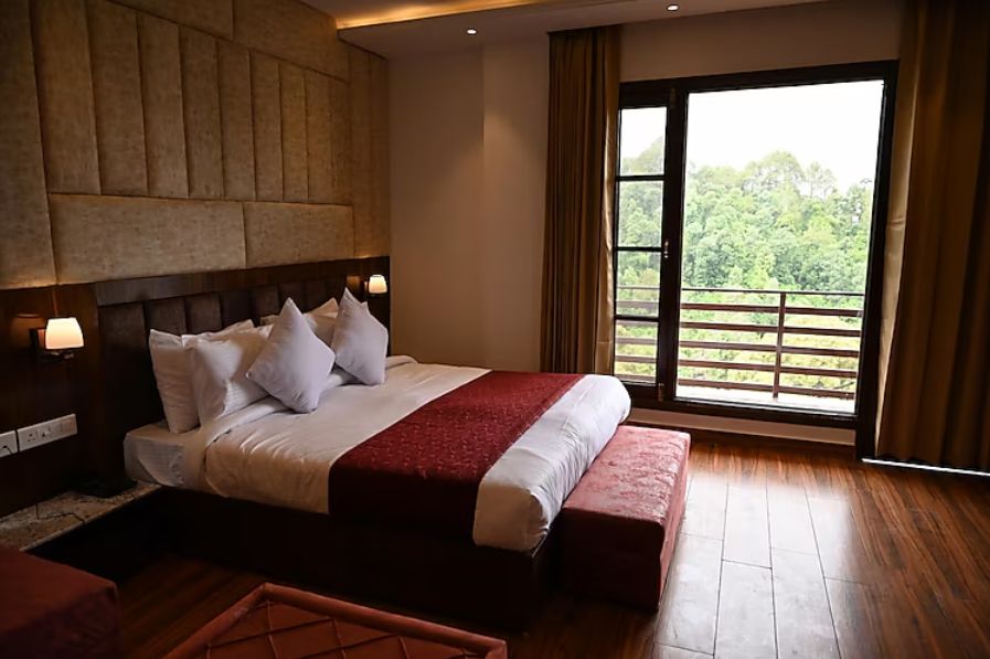 Aamod Suites Dalhousie DELUXE ROOM WITH PRIVATE BALCONY 4