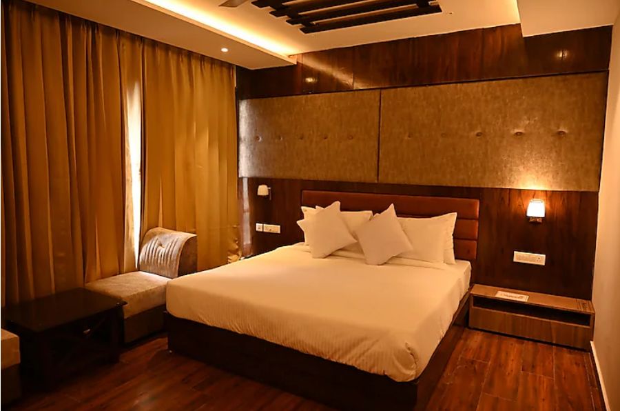 Aamod Suites Dalhousie DELUXE ROOM WITH PRIVATE BALCONY 12