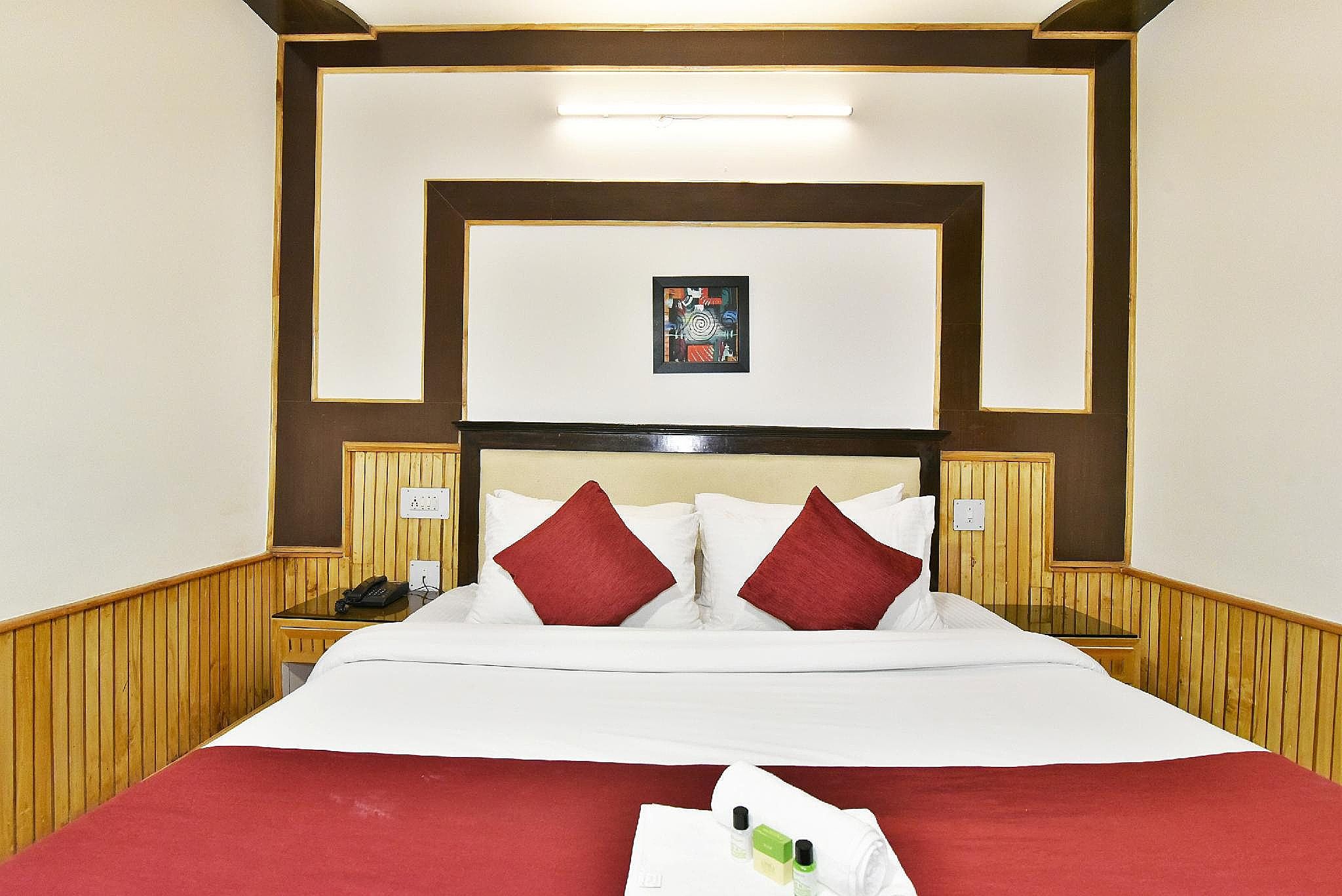 Hotel Himgiri (2 min walking from Mall Road), Manali Deluxe Room 22