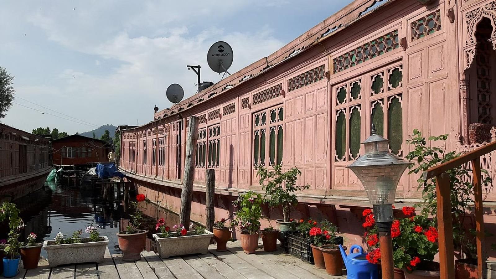 Golden Flower Heritage Houseboat