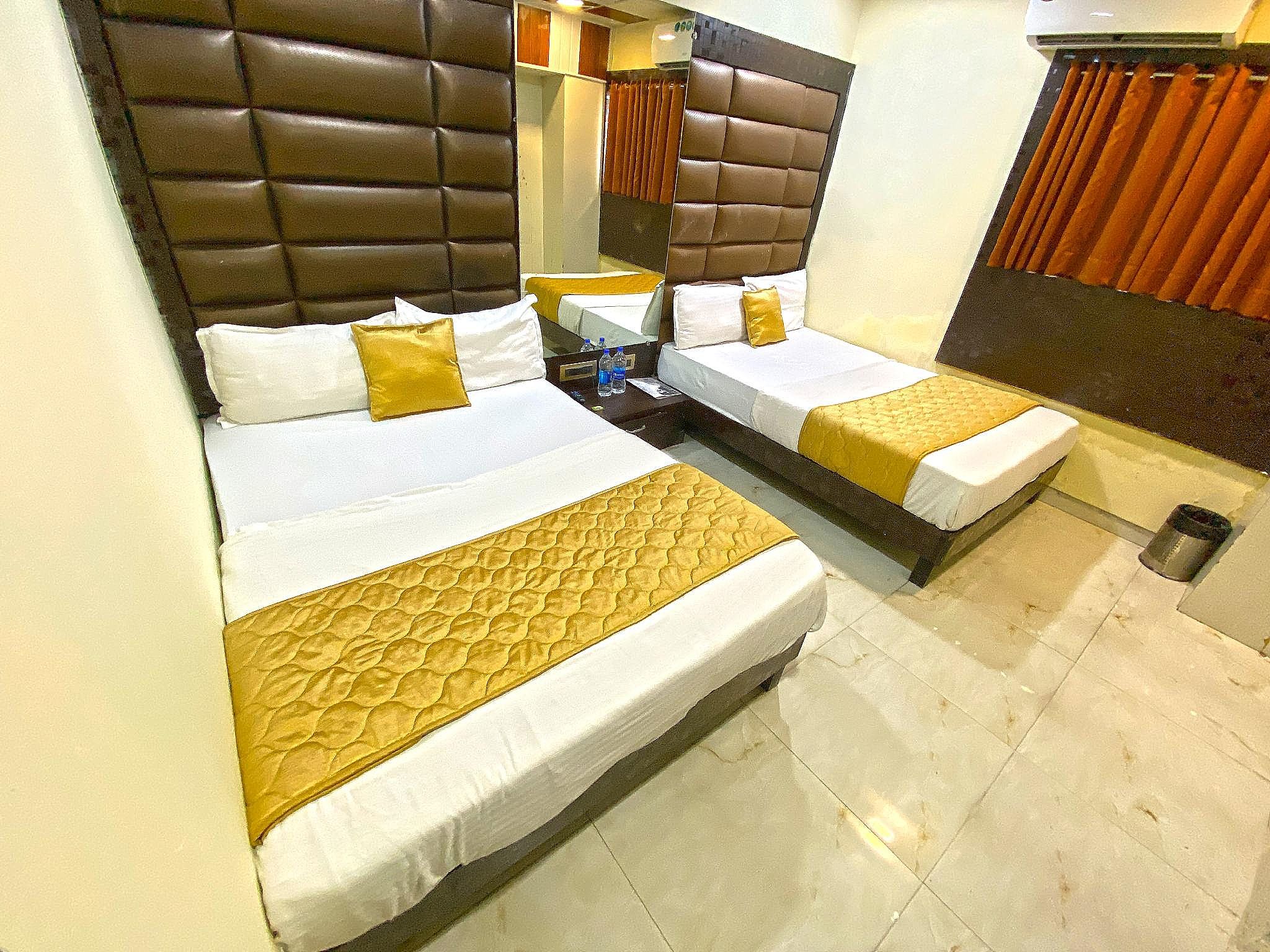 Hotel Karishma Dadar Deluxe Quadruple Room 4