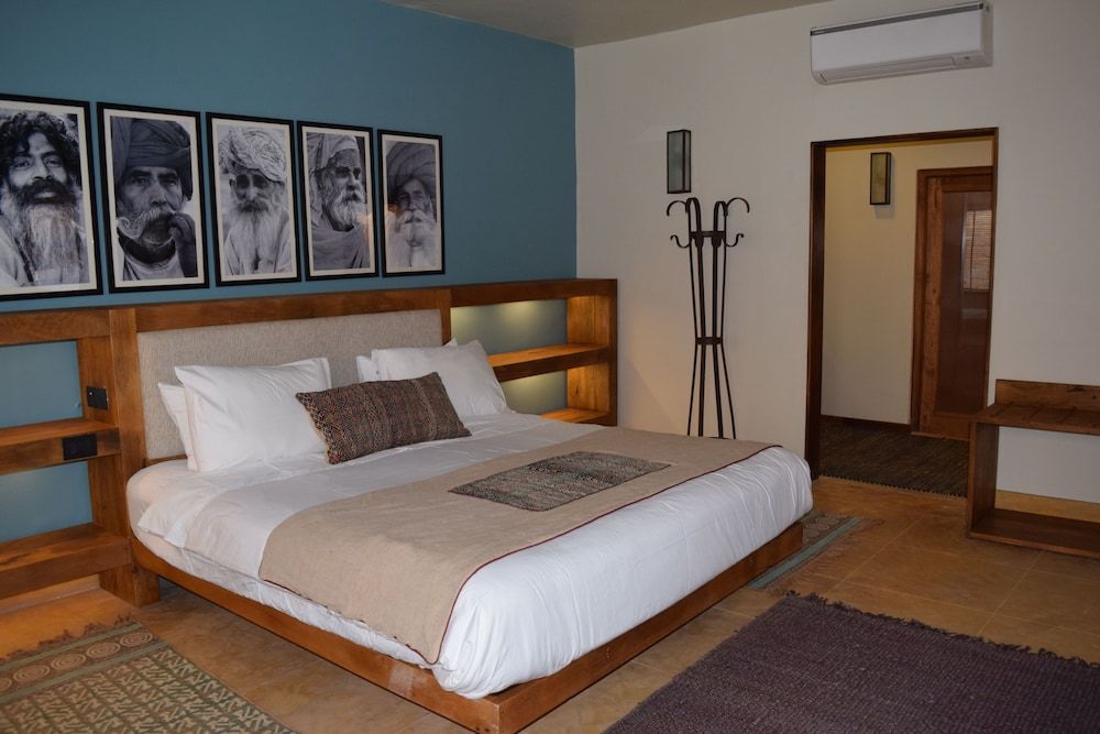 Signature Suite, 1 King Bed, Courtyard View, Courtyard Area