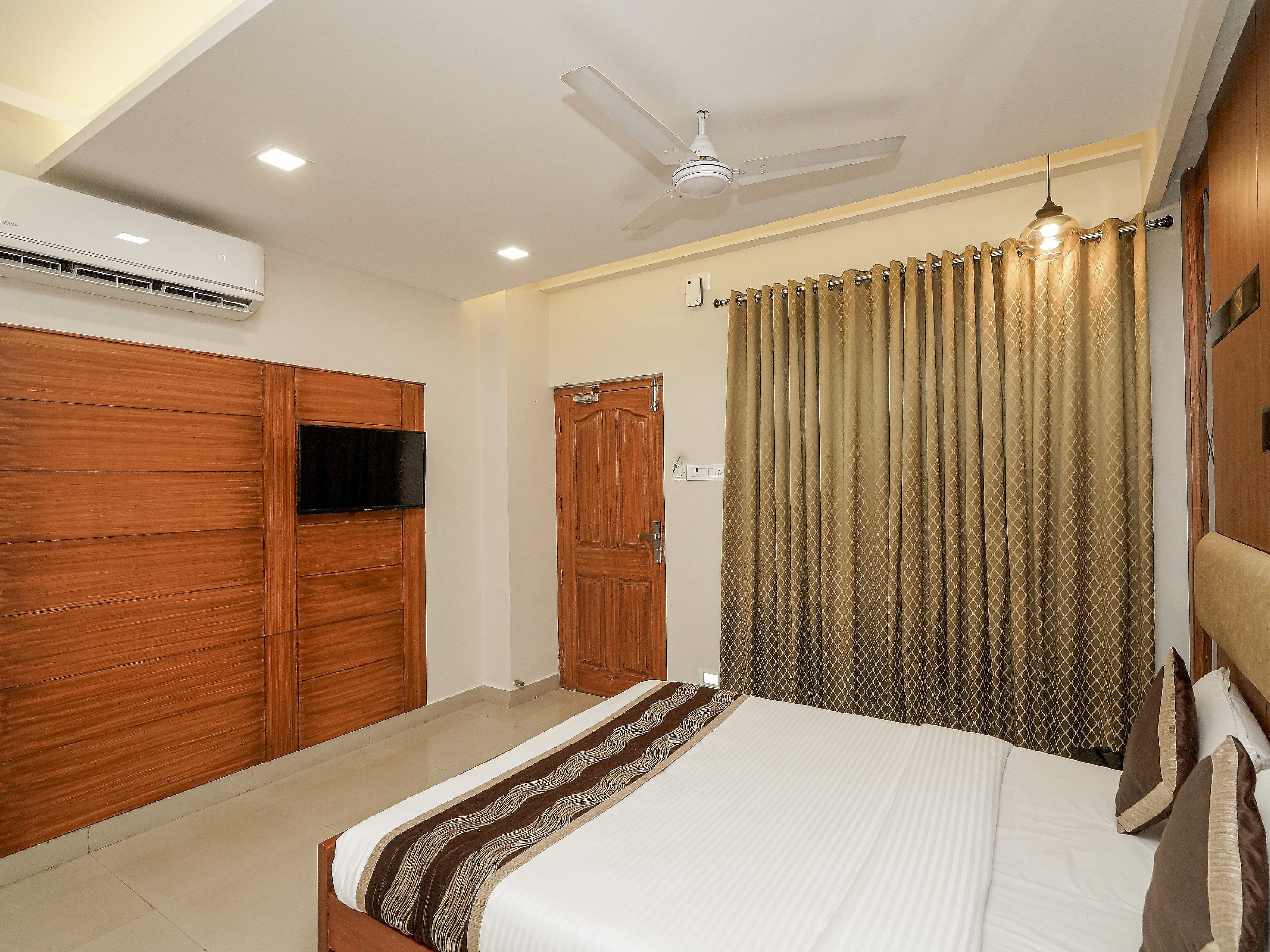 Hotel Pearl International Deluxe Room 9