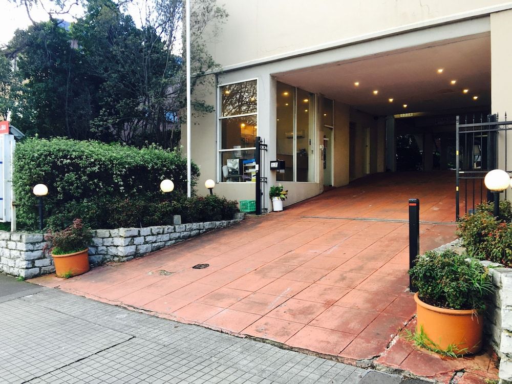 Park Squire Motor Inn and Serviced Apartments entrance