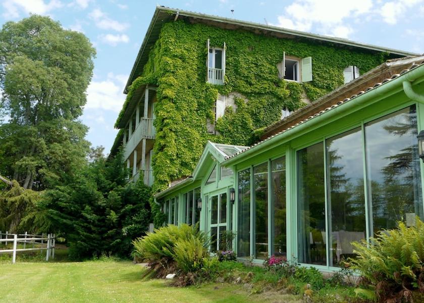 Nouvelle-Aquitaine Bazas Exterior Detail