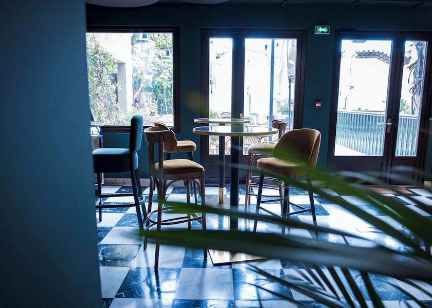 Occitanie Beaucaire Bar (on property)