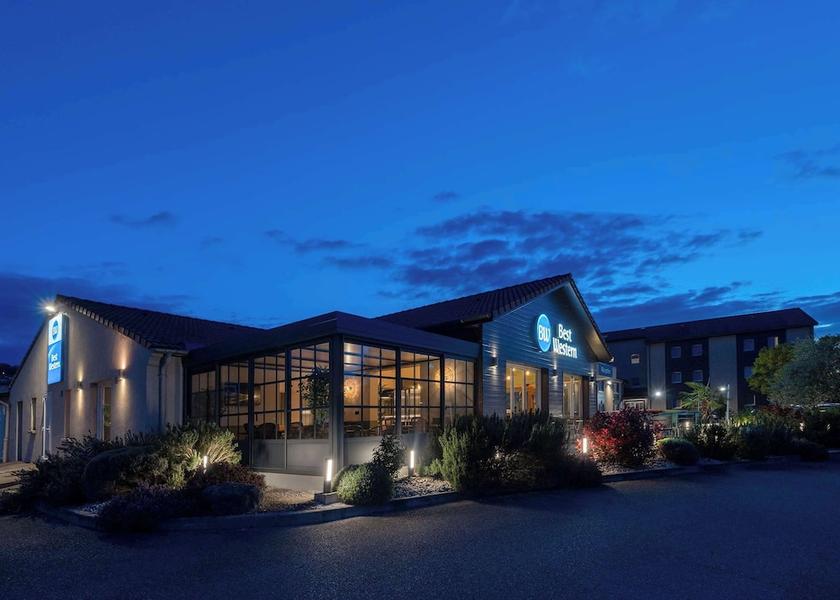 Auvergne-Rhône-Alpes Bourgoin-Jallieu Front of property - evening/night