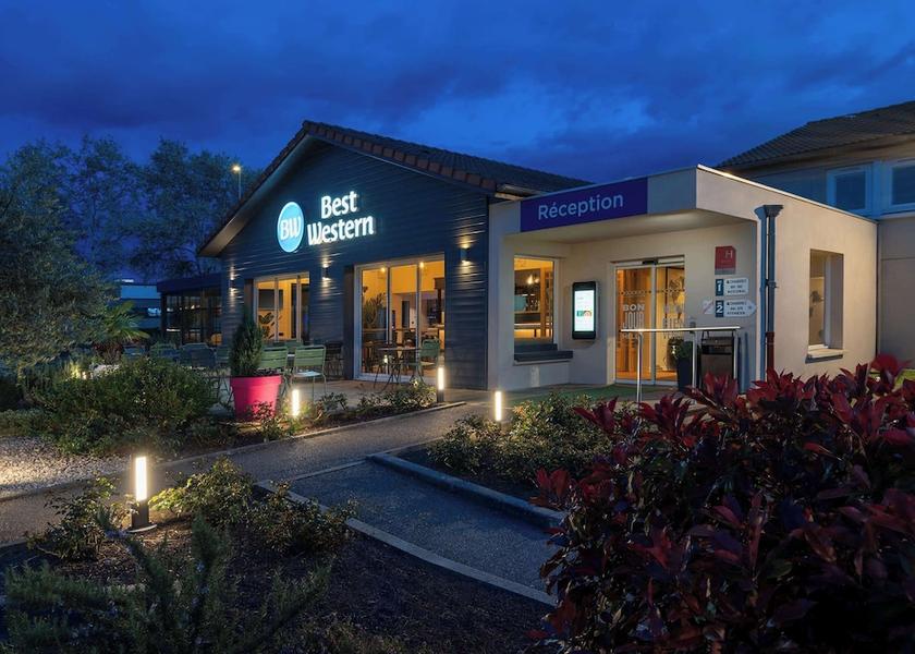 Auvergne-Rhône-Alpes Bourgoin-Jallieu Front of property - evening/night