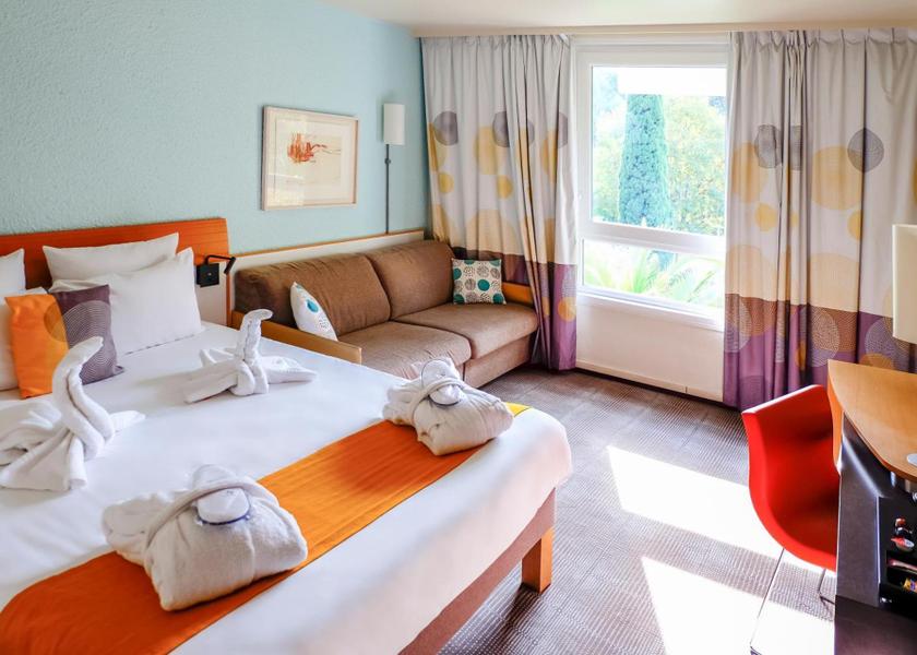 Provence - Alpes - Cote d'Azur Marseille Superior Room on the pool side - 1 double bed a nd 1 double sofa bed