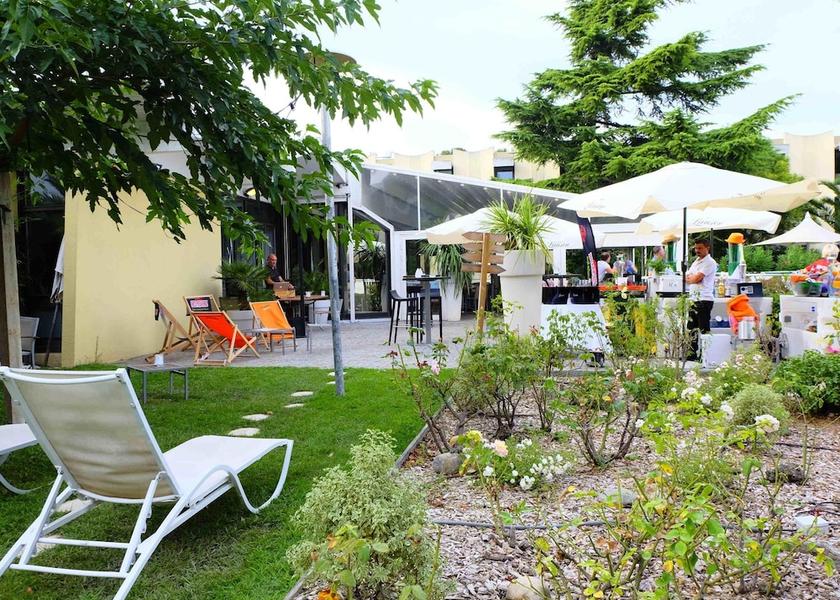 Provence-Alpes-Côte d'Azur Marseille Bar (on property)