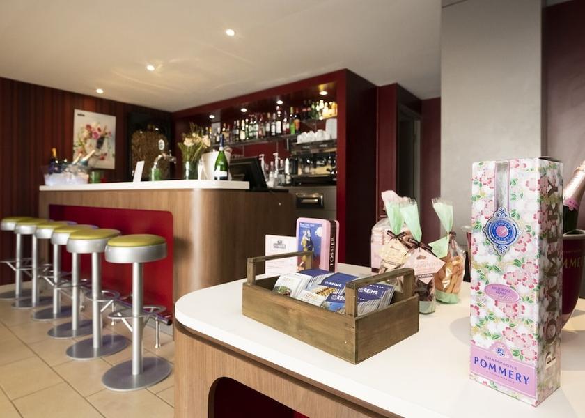 Grand Est Reims Bar (on property)