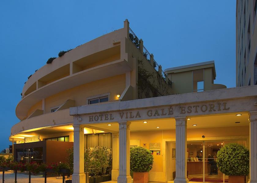  Cascais Front of property - evening/night