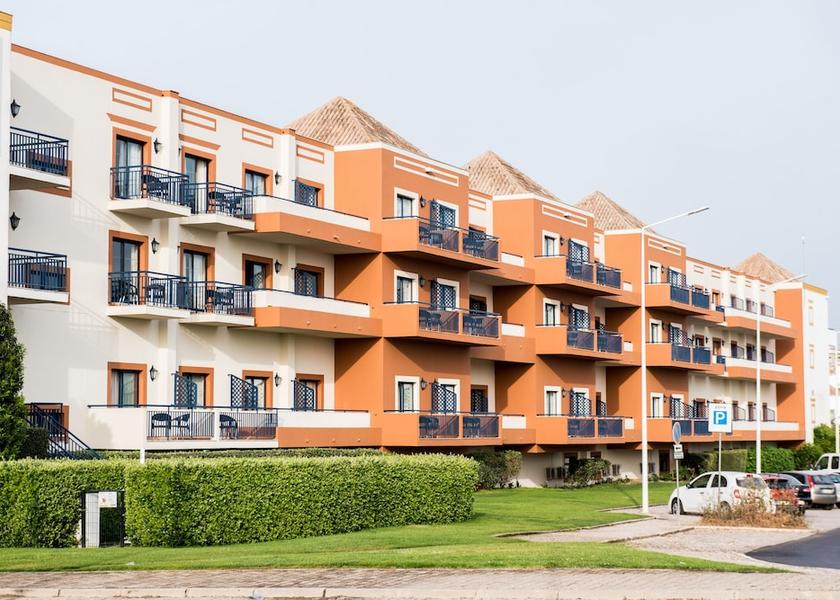 Faro Tavira Front of property