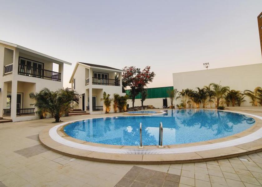 Swimming pool [outdoor]