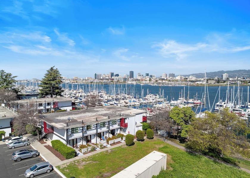 California Alameda Exterior
