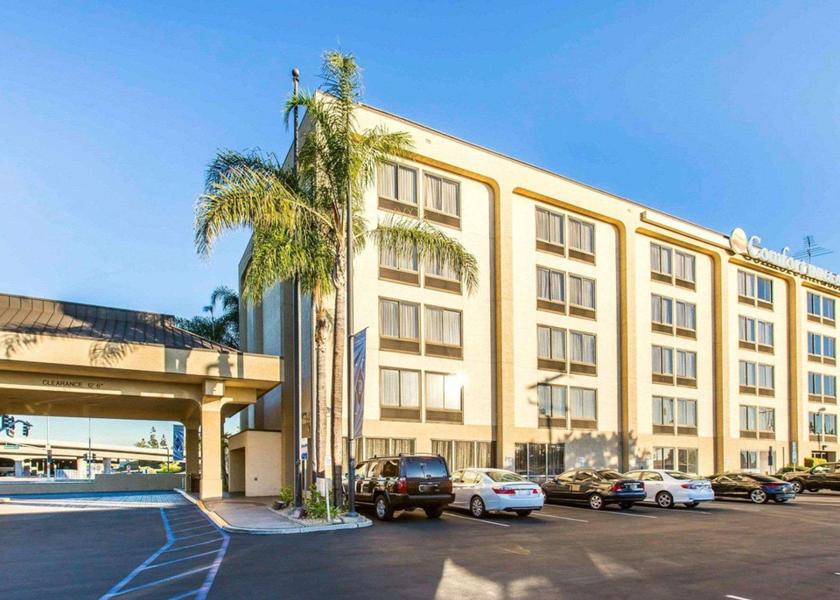 California Anaheim Hotel Exterior