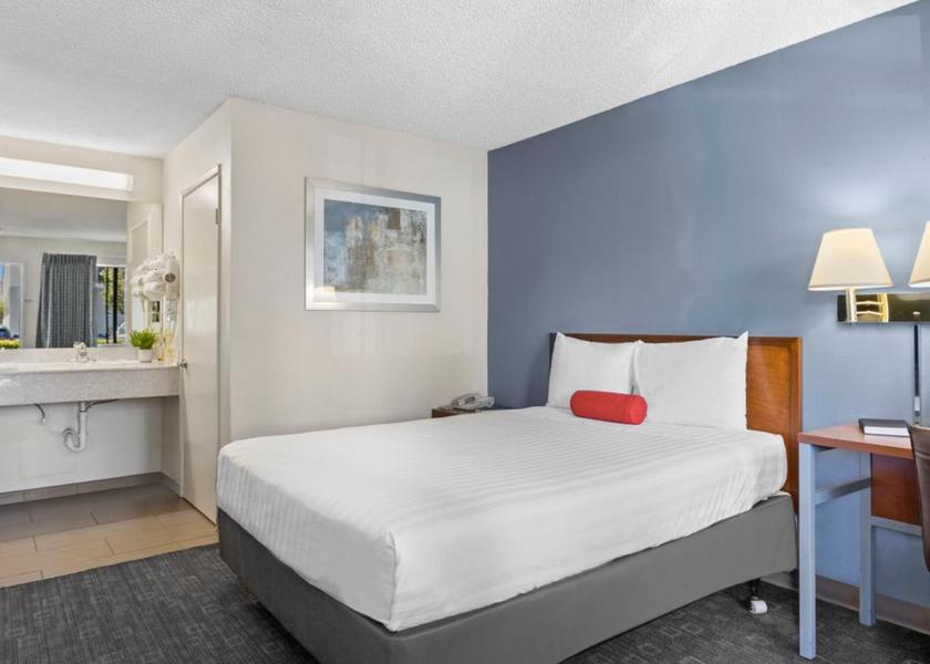 California Agoura Hills STANDARD, QUEEN BED