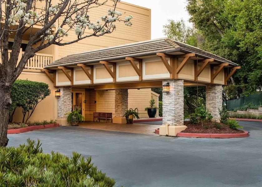 California Los Gatos Bar (on property)
