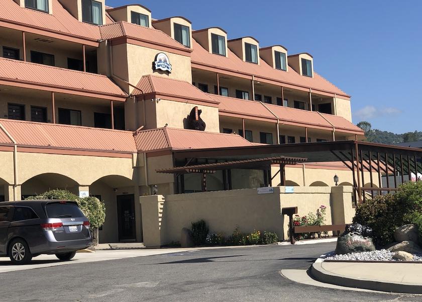 California Oakhurst Facade