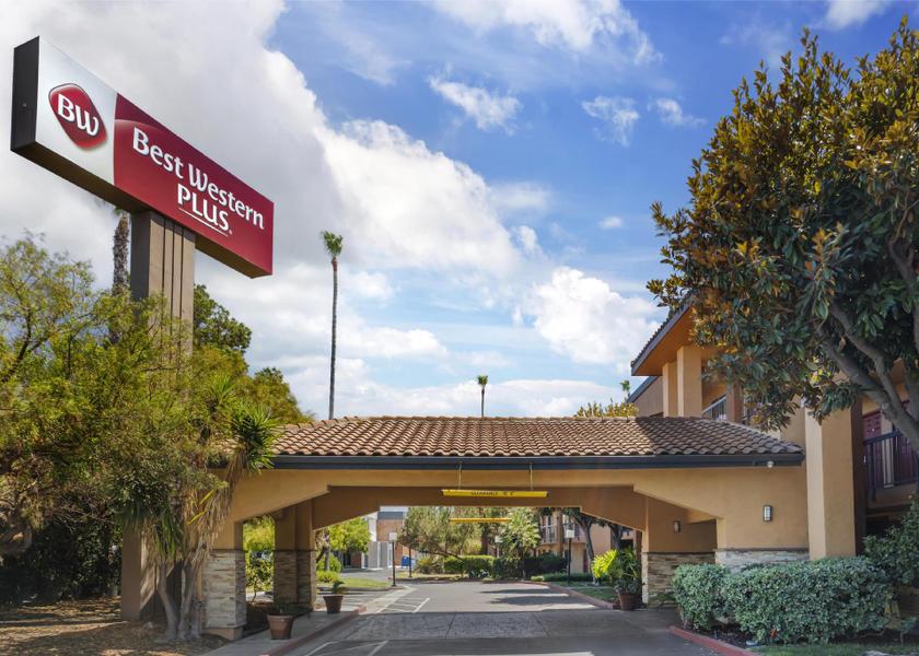 California Pleasanton exterior view