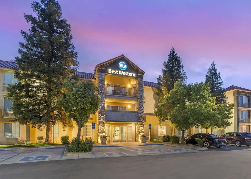 California Visalia Exterior Detail