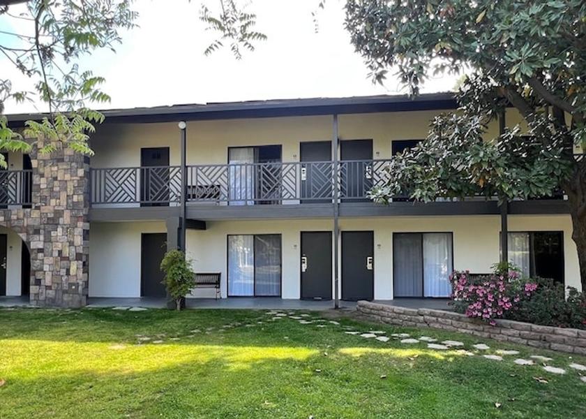 California Visalia Exterior Detail