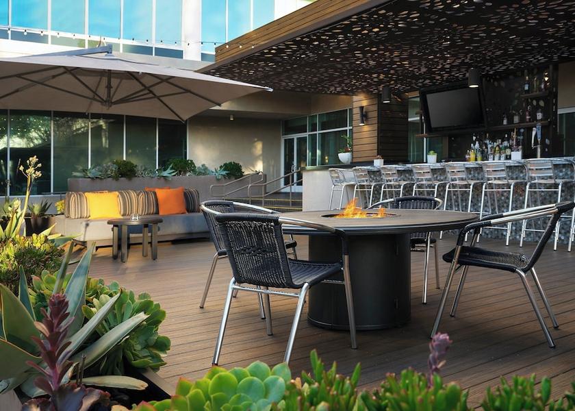 California Woodland Hills Bar