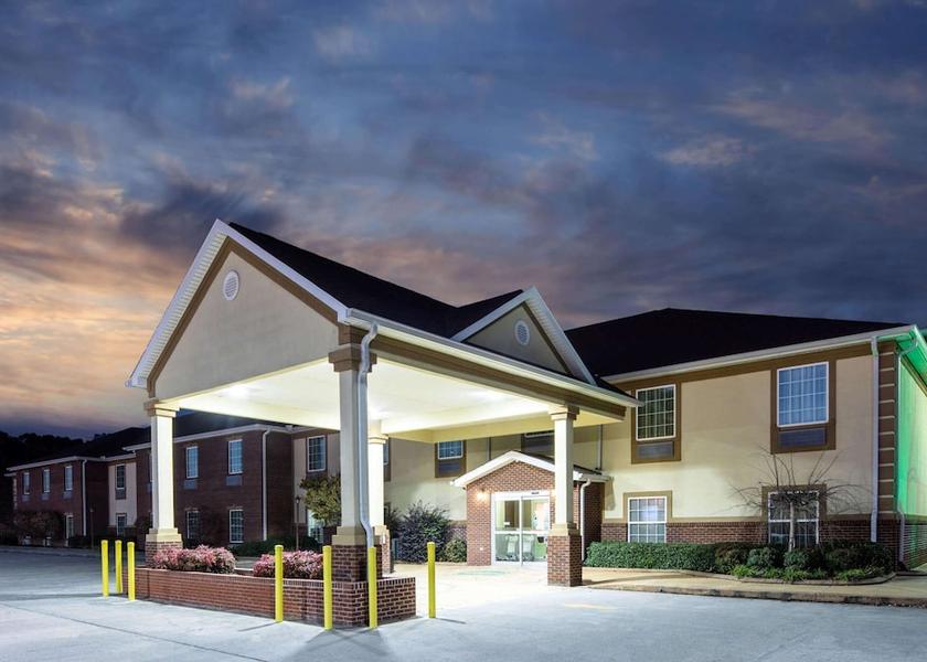 Georgia Calhoun Exterior Detail