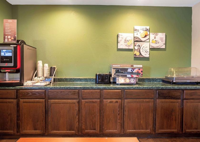 Iowa Bettendorf Breakfast Area