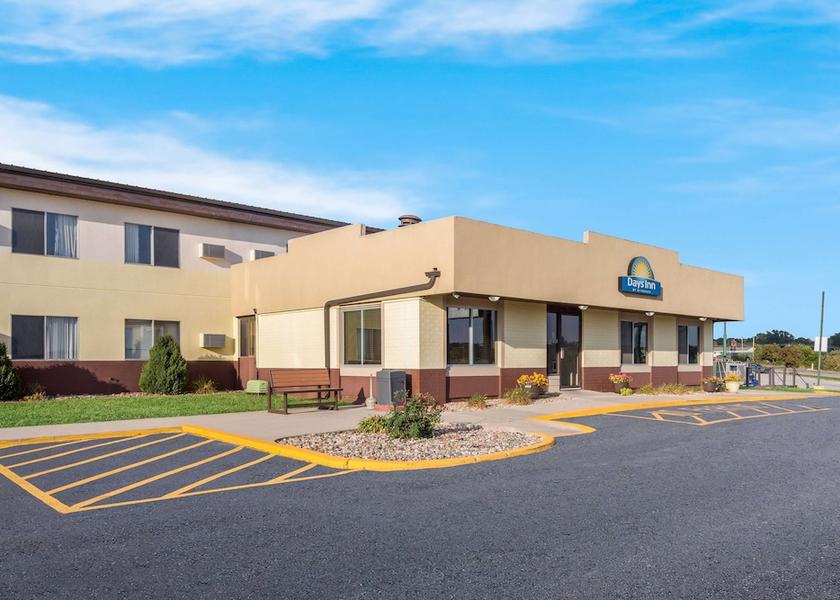 Iowa Newton Exterior Detail