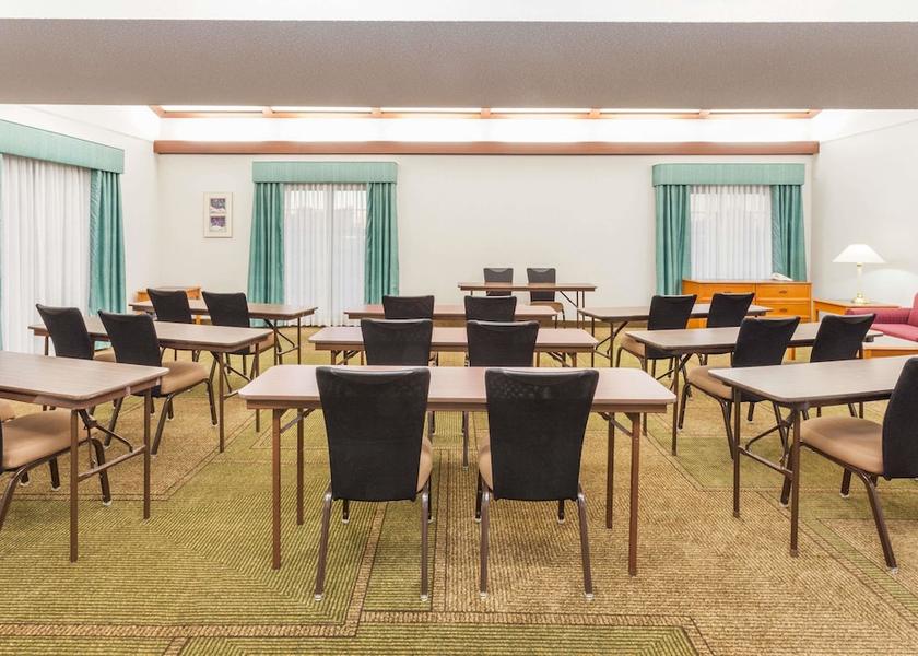 Illinois Arlington Heights Meeting Room