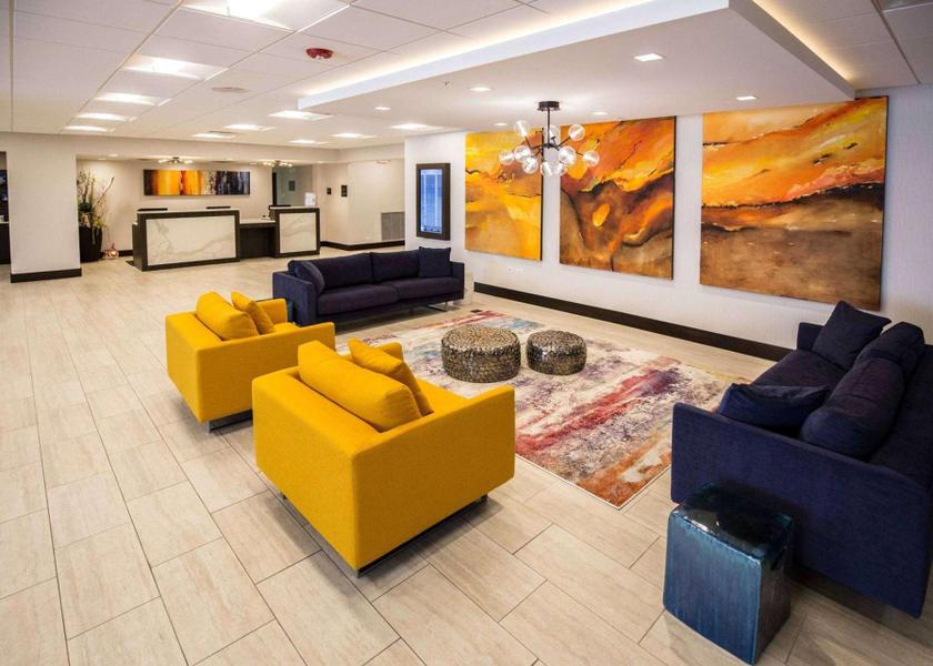 Illinois Des Plaines lobby