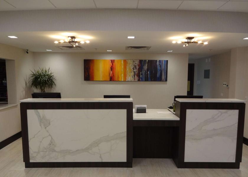 Illinois Des Plaines lobby