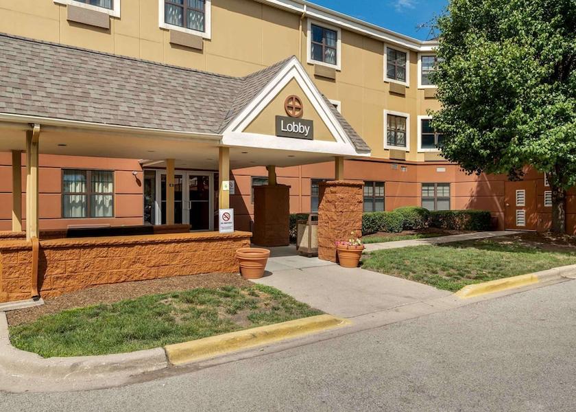 Illinois Gurnee Exterior Detail