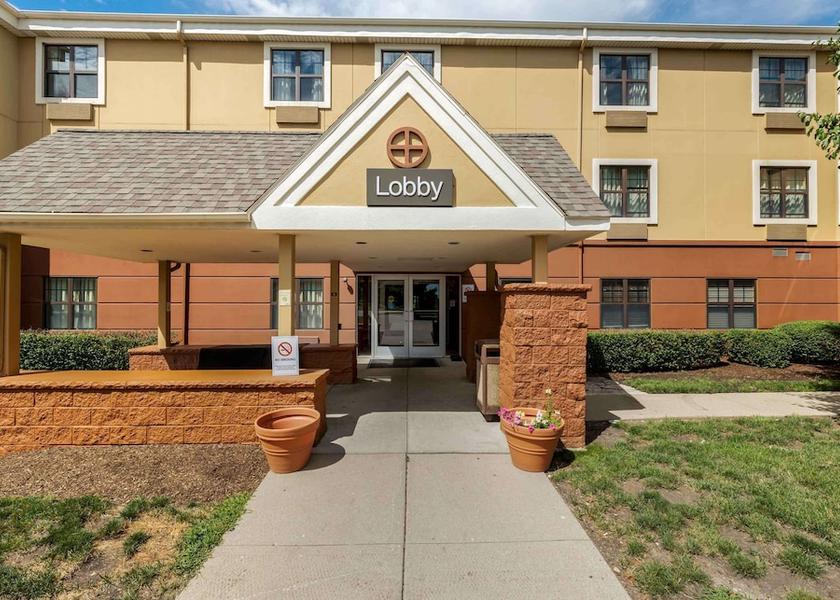 Illinois Gurnee Exterior Detail