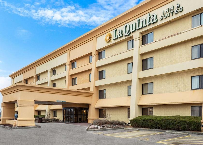 Illinois Gurnee Exterior Detail