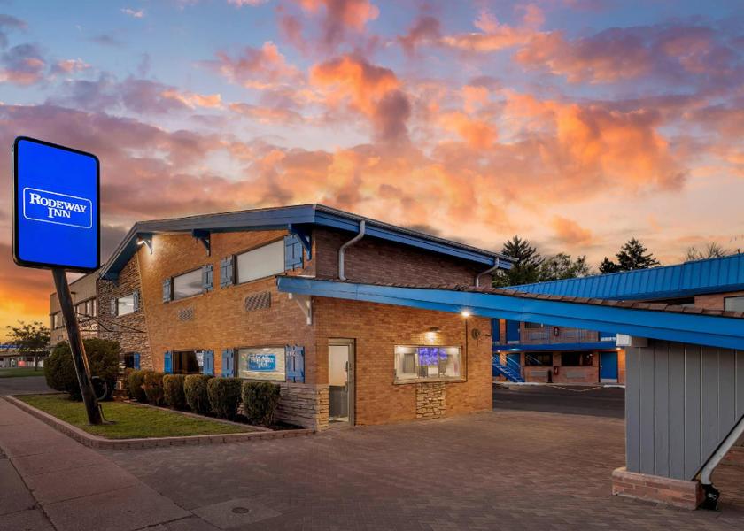 Illinois Lyons exterior view