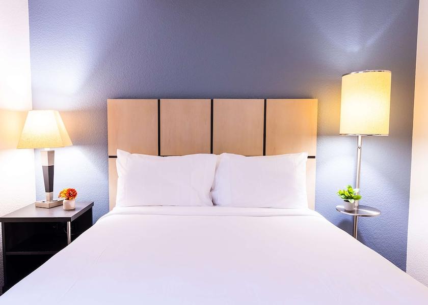 Illinois Warrenville Room