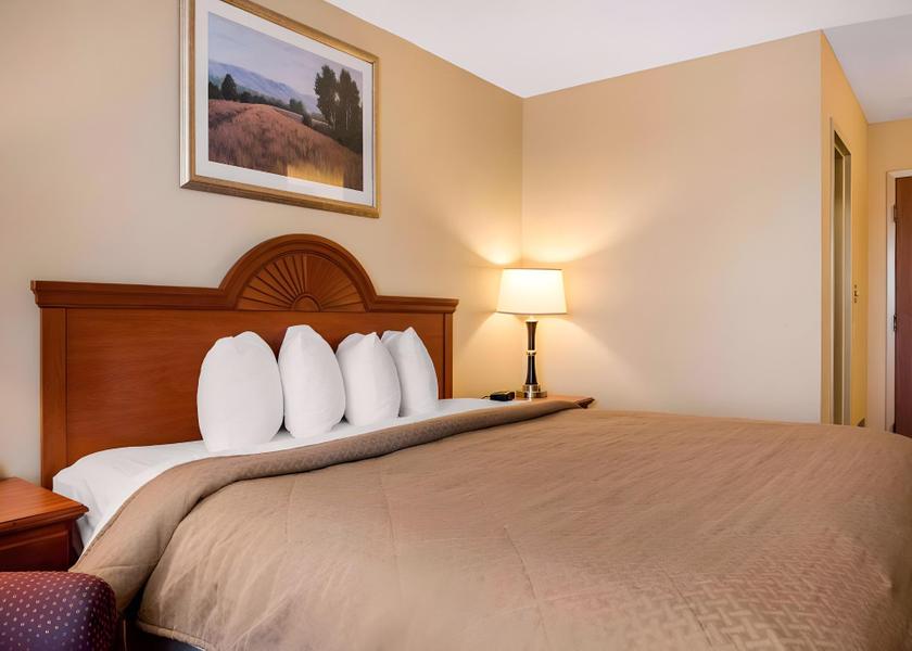 Maine Bangor 1 King Bed, Nonsmoking, Accessible