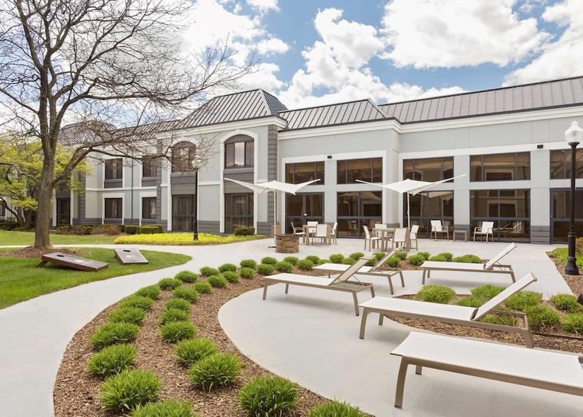 Michigan Novi Courtyard