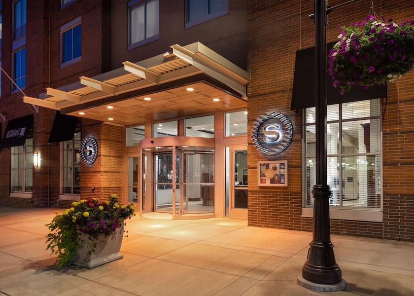 Minnesota Duluth Exterior Detail