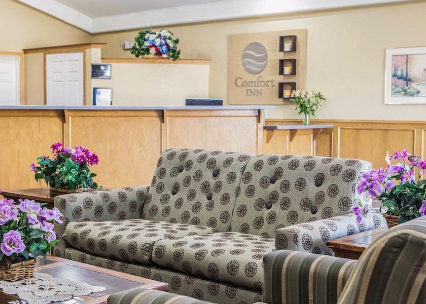 Missouri Belton Lobby sitting area
