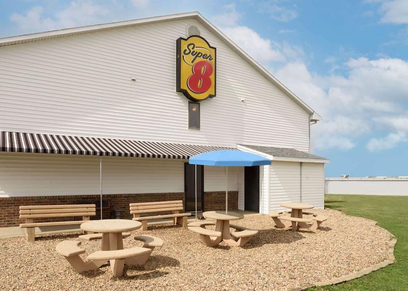 Missouri Bethany Courtyard