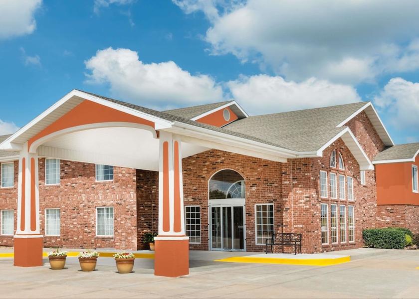 Missouri Bolivar Exterior Detail