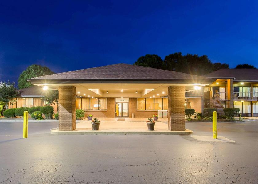 North Carolina Mount Airy Hotel Exterior