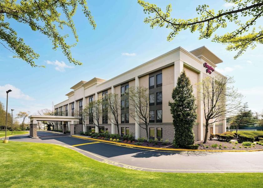 New York Islandia Exterior Detail